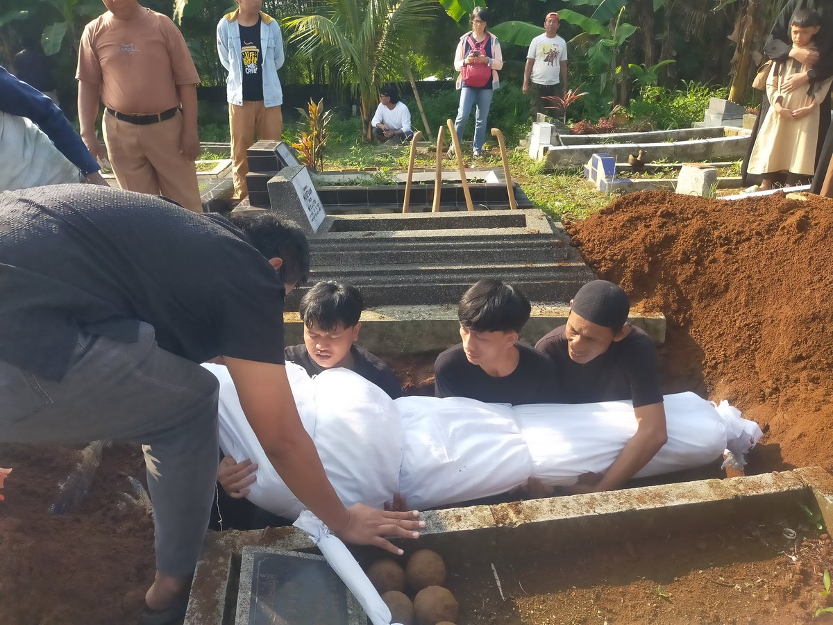 Tedy Bambang (@tedy_bambang) on Twitter photo Mengingat kematian..
Tegakkan keadilan untuk rakyat
<a href="/prabowo/">Prabowo Subianto</a>
<a href="/Gerindra/">Partai Gerindra</a>
<a href="/bang_dasco/">Prof .Sufmi Dasco Ahmad</a>
<a href="/DPR_RI/">DPR RI</a>
<a href="/KPK_RI/">KPK</a>
<a href="/Puspen_TNI/">Pusat Penerangan TNI</a>
<a href="/ListyoSigitP/">Listyo Sigit Prabowo</a>
<a href="/ahriesonta/">ahriesonta</a>
<a href="/KejaksaanRI/">Kejaksaan RI</a>
<a href="/officialMKRI/">Mahkamah Konstitusi</a> Mengingat kematian..
Tegakkan keadilan untuk rakyat
<a href="/prabowo/">Prabowo Subianto</a>
<a href="/Gerindra/">Partai Gerindra</a>
<a href="/bang_dasco/">Prof .Sufmi Dasco Ahmad</a>
<a href="/DPR_RI/">DPR RI</a>
<a href="/KPK_RI/">KPK</a>
<a href="/Puspen_TNI/">Pusat Penerangan TNI</a>
<a href="/ListyoSigitP/">Listyo Sigit Prabowo</a>
<a href="/ahriesonta/">ahriesonta</a>
<a href="/KejaksaanRI/">Kejaksaan RI</a>
<a href="/officialMKRI/">Mahkamah Konstitusi</a>