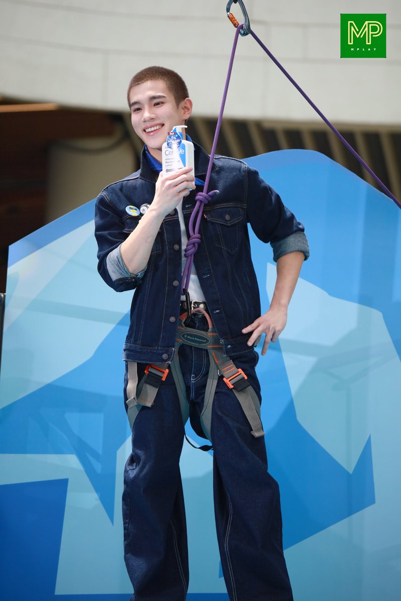 MPlay_2021's tweet photo. ผู้นำด้อมเซราไมด์ "#โฟร์ทณัฐวรรธน์ " ร่วมพิชิต mission กู้ผิวแห้งกร้านขั้นสุดด้วย CeraVe Intensive Moisturing Lotion จากพลังไฮโดร-ยูเรีย บูสผิวฉ่ำฟู เนียน ชุ่มชื้นยาวนาน 

CeraVe with FOTFOT
#CeraVeIMLxFourth
#เซราวีมิชชั่นกู้ผิวแห้งกร้านขั้นสุดกับโฟ้ดโฟ้ด 
#Fourthnattawat 
#CeraVeThailand