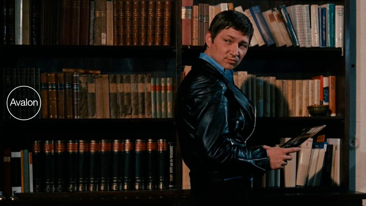 Hoy cumpliría 80 años. Y hoy podemos contaros que gran parte de sus películas se incorporan a nuestro sello ✨
El genial #Fassbinder se fue con 37 años, pero en solo dos décadas completó 40 largos, 3 cortos, 24 obras de teatro, dos series de TV...
¡Qué orgullo difundir su obra!