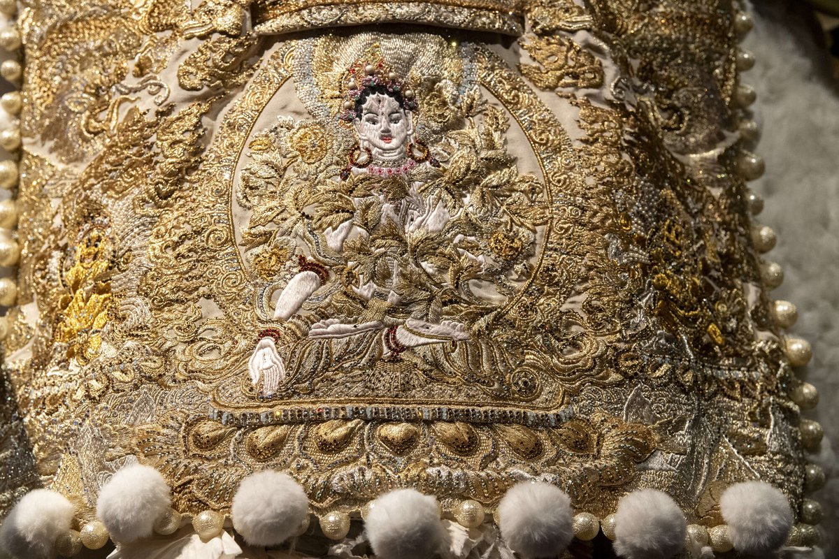 #LeSaviezVous 🔎

🏔️ Pour la collection printemps-été 2020, la créatrice de mode chinoise Guo Pei s'inspire de l’Himalaya et de son imaginaire.

💥 Découvrez cet ensemble dans l'exposition #AuFilDelOr jusqu'au 6 juillet au #quaiBranly 👉️ bit.ly/3VHuTw1