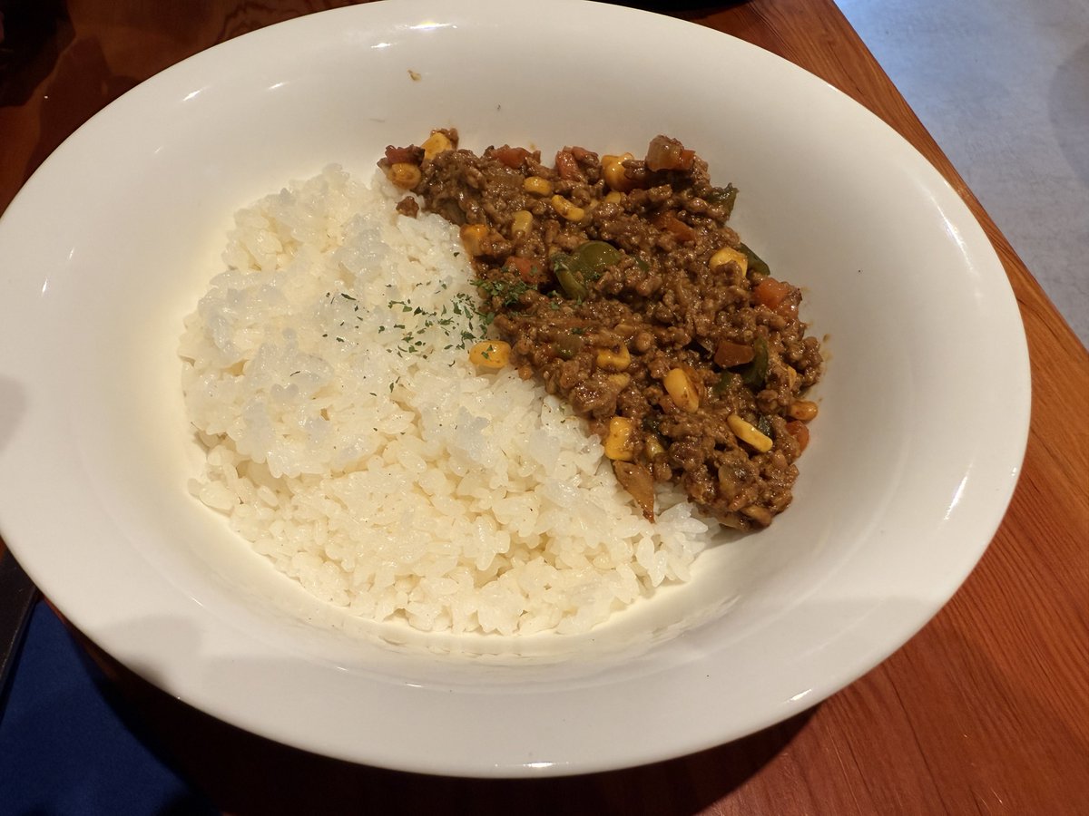 東京寶藏店！意外的好吃，選擇很少、只有兩種咖哩飯可以選，結果味道跟我媽煮的8成像😳
突然在國外吃到家的味道⋯

咖哩好好吃！

#隨便走走小旅行