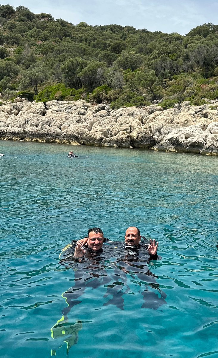 SOcalmaz's tweet photo. Hayallerimiz her zaman mavi olduğu için yine denizde buluştuk. Oradan bakınca tıpkı denizde yer alan parça parça adalar gibiyiz. Yüzeyde ayrı görünsek de denizin derinliklerinde birbirine sıkı sıkıya bağlıyız!.
#42m. https://t.co/wIRRAQrcVB