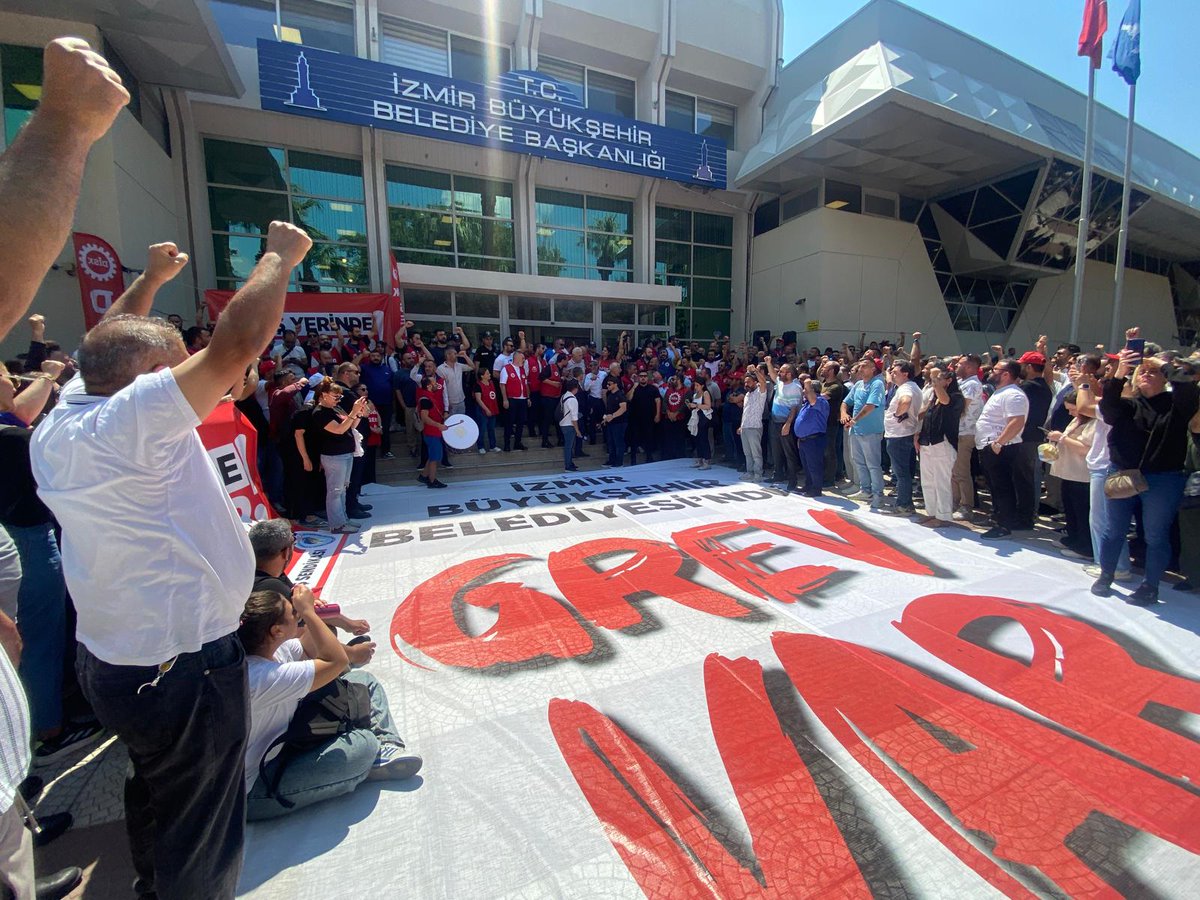 Asgari Ücret 22 Bin Lira... 
Vali maaşı 77 bin lira...

İzmir Belediyesi'nde Yetkili Sendika, Disk'in İşciye Maaş Talebi 82 bin Lira.

Bu Talep CHP'li Belediyeleri Zora Sokmak. AKP'nin Ekmeğine Yağ Sürmektir. Yazıklar Olsun!!