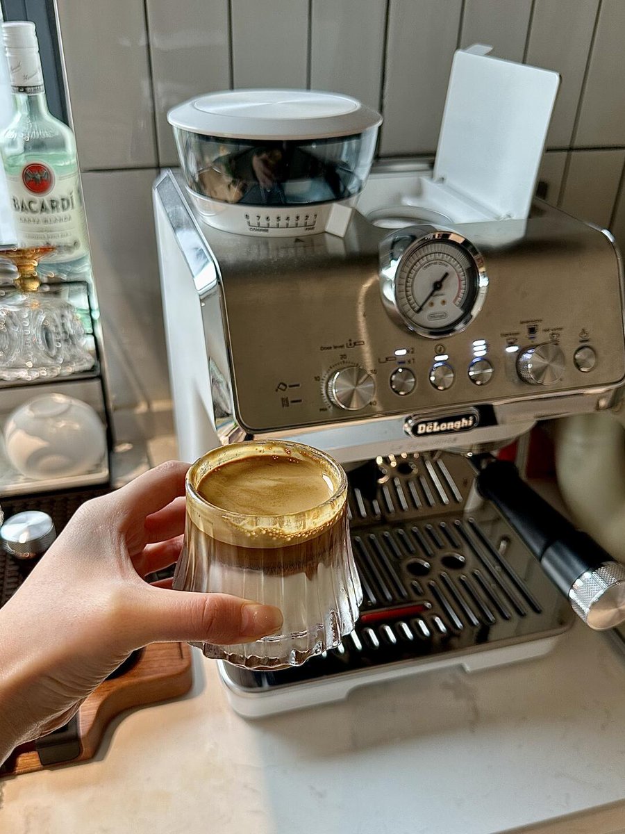 コーヒーマシンのある暮らし、幸せ感が本当にグッと上がる〜🥰☕️✨
毎日ごきげんな朝はこの一杯から🌿

#おうちカフェ #カフェ時間 #デロンギ #コーヒーのある暮らし