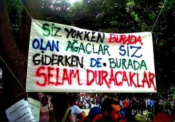 Durduramayacaklar halkın coşkun akan selini.

Düzen yıkılmaz sanma
#Gezi'nin yolundan ayrılamayacağız Taksim meydanını özgür kılacağız. Bugün tutsak olan yoldaşlarımız ile İstanbul üniversitesinde barikatları yıkan gençlikle yıkacağız yine o barikatları ve tekleyen tek adam
