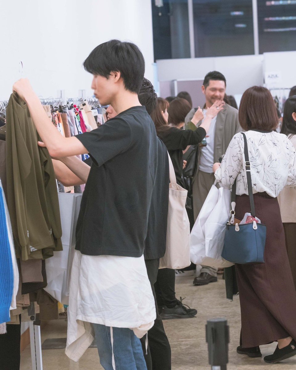 ☔雨も落ち着いてきた今がチャンス！

本日も会場は大盛況！🛍️✨
コスメは【全品70%OFF】に💄

気になってた方、
今からでも全然間に合います！🏃‍♂️💨

五反田TOCビル13Fにて
夜20時まで開催中です🌿