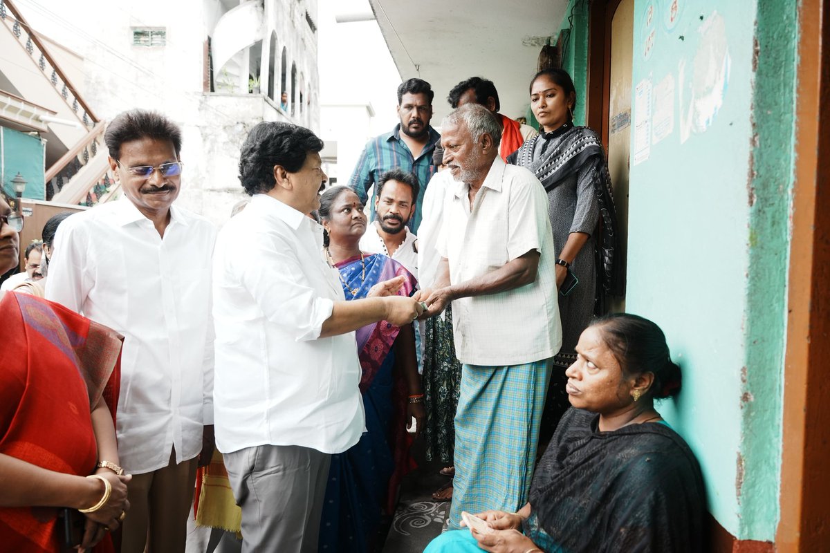 Kandula Durgesh (@kanduladurgesh) on Twitter photo ఎన్టీఆర్ భరోసా పింఛన్ల పంపిణీ కార్యక్రమంలో భాగంగా నిడదవోలు పట్టణంలో లబ్ధిదారులకు వారి ఇంటి వద్దకు వెళ్లి పింఛన్ అందజేయడం జరిగింది.
ప్రజల అవసరాలను ప్రాధాన్యంగా తీసుకుని, ప్రతి ఇంటికి సంక్షేమ పథకాల ప్రయోజనాలు చేరేలా చర్యలు చేపట్టడమే కూటమి ప్రభుత్వ ప్రధాన లక్ష్యం.
<a href="/PawanKalyan/">Pawan Kalyan</a> ఎన్టీఆర్ భరోసా పింఛన్ల పంపిణీ కార్యక్రమంలో భాగంగా నిడదవోలు పట్టణంలో లబ్ధిదారులకు వారి ఇంటి వద్దకు వెళ్లి పింఛన్ అందజేయడం జరిగింది.
ప్రజల అవసరాలను ప్రాధాన్యంగా తీసుకుని, ప్రతి ఇంటికి సంక్షేమ పథకాల ప్రయోజనాలు చేరేలా చర్యలు చేపట్టడమే కూటమి ప్రభుత్వ ప్రధాన లక్ష్యం.
<a href="/PawanKalyan/">Pawan Kalyan</a>