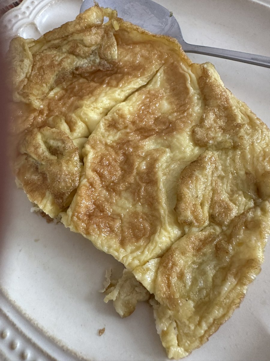 เนื้อวัวชั้นดี เครื่องแกงจากชุมชนปรุงจำนวนน้อยสด ใหม่กลิ่นเครื่องแกงหอมมาก ได้แกงเนื้อราดข้าว ไข่เจียวแนมไข่ไก่ขนาดเล็กจากไร่กำนันจุล ใบโหระพาริมระเบียง