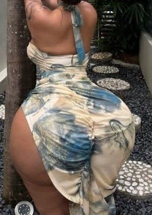 Mere chahane Wale Ne mujhe aisi dress Biji hai aur bol raha tha pahan kar dikhao