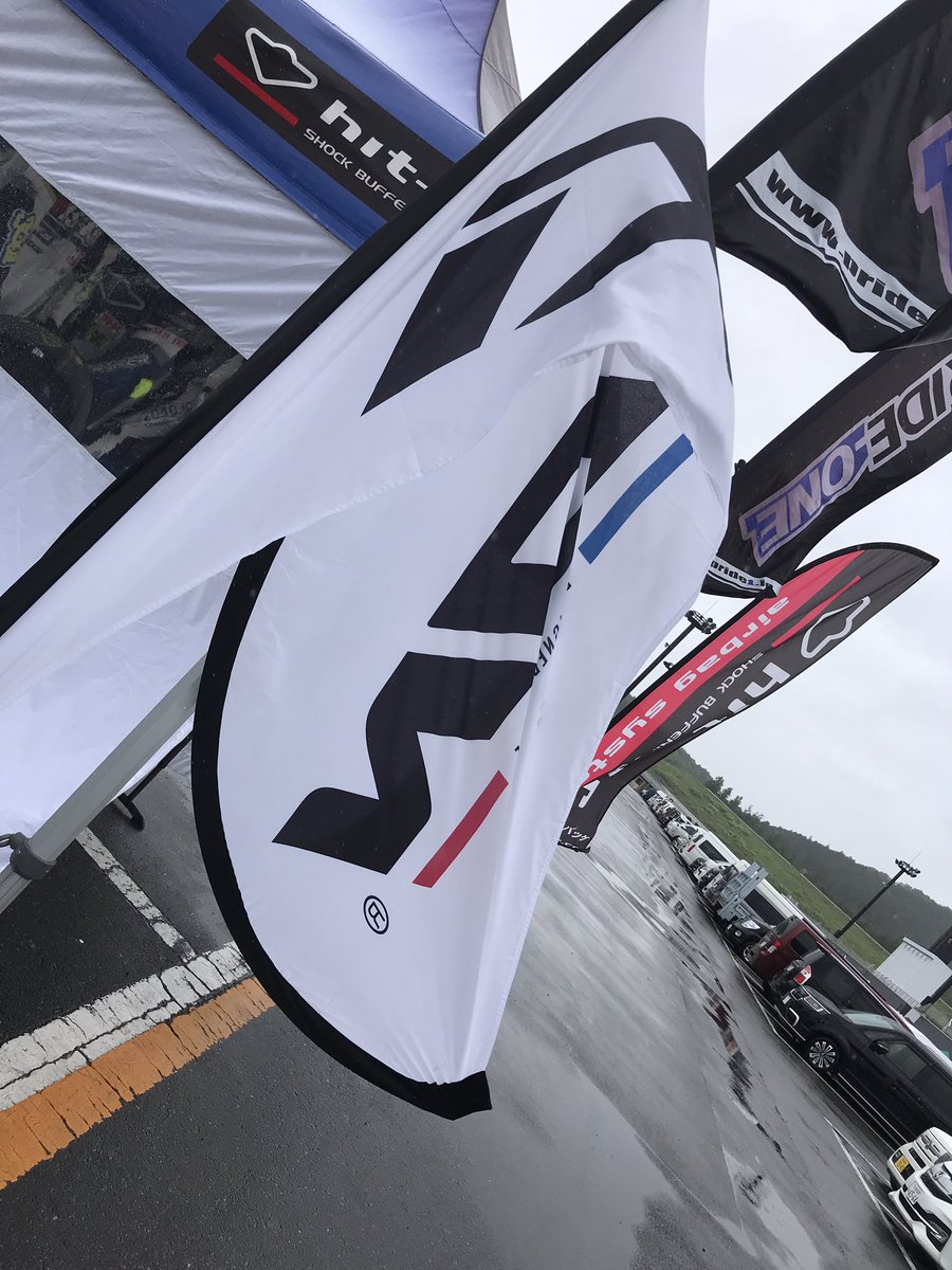 Pride1Wada's tweet photo. ◇レーシングService :雑談
風強すぎ😱
iXONノボリ折れたんですけど😓
#ixon #racingservice #pride1jp https://t.co/ykXCNLBZqK