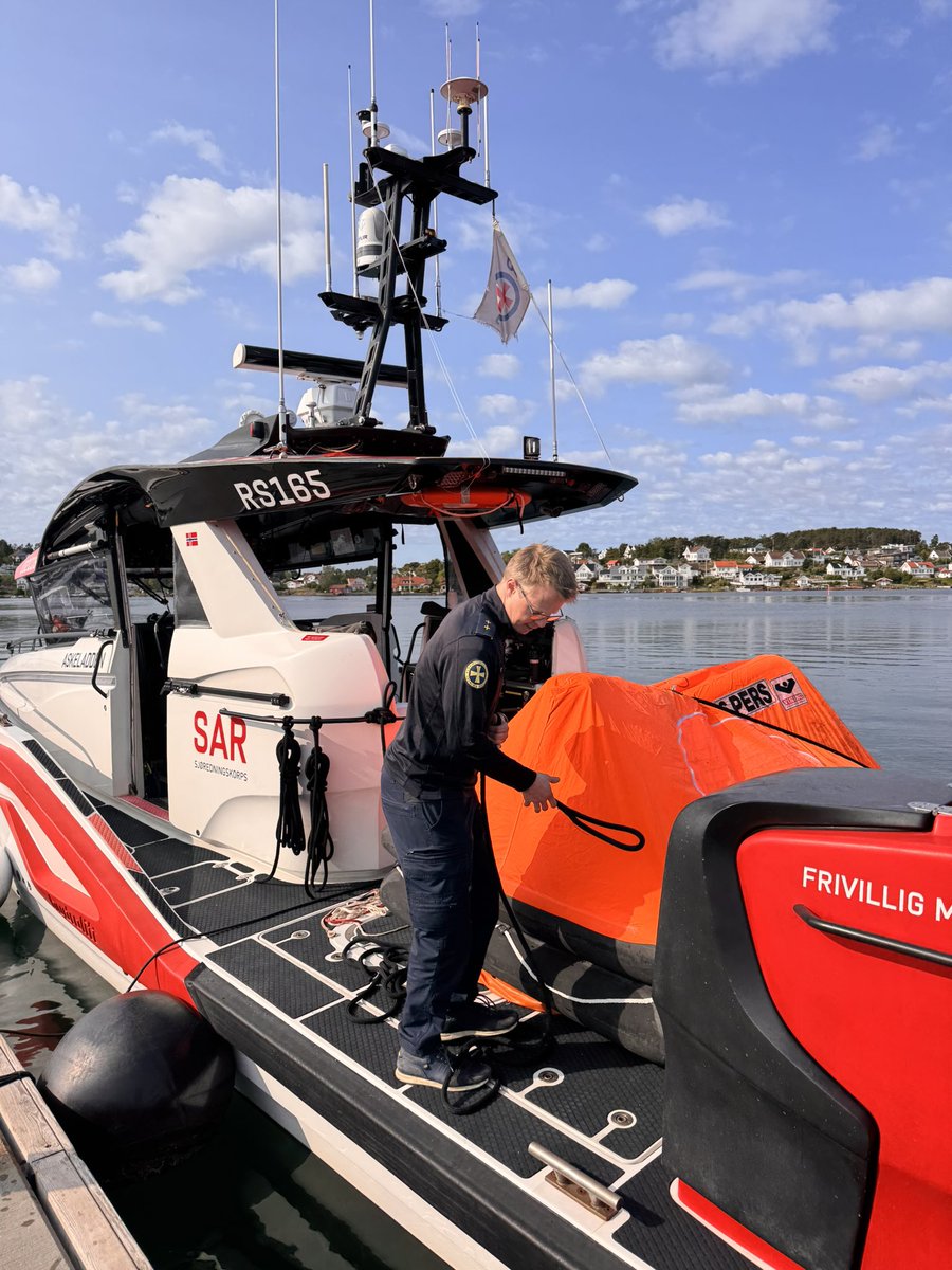NSSR's tweet image. RSRK Tønsberg med RS165 gjør seg klar til deltagelse på VIBR sitt jubileumsarrangement i Tønsberg. Møt opp fra kl 11:00. #redningsselskapet #nssr #tønsberg #færder
