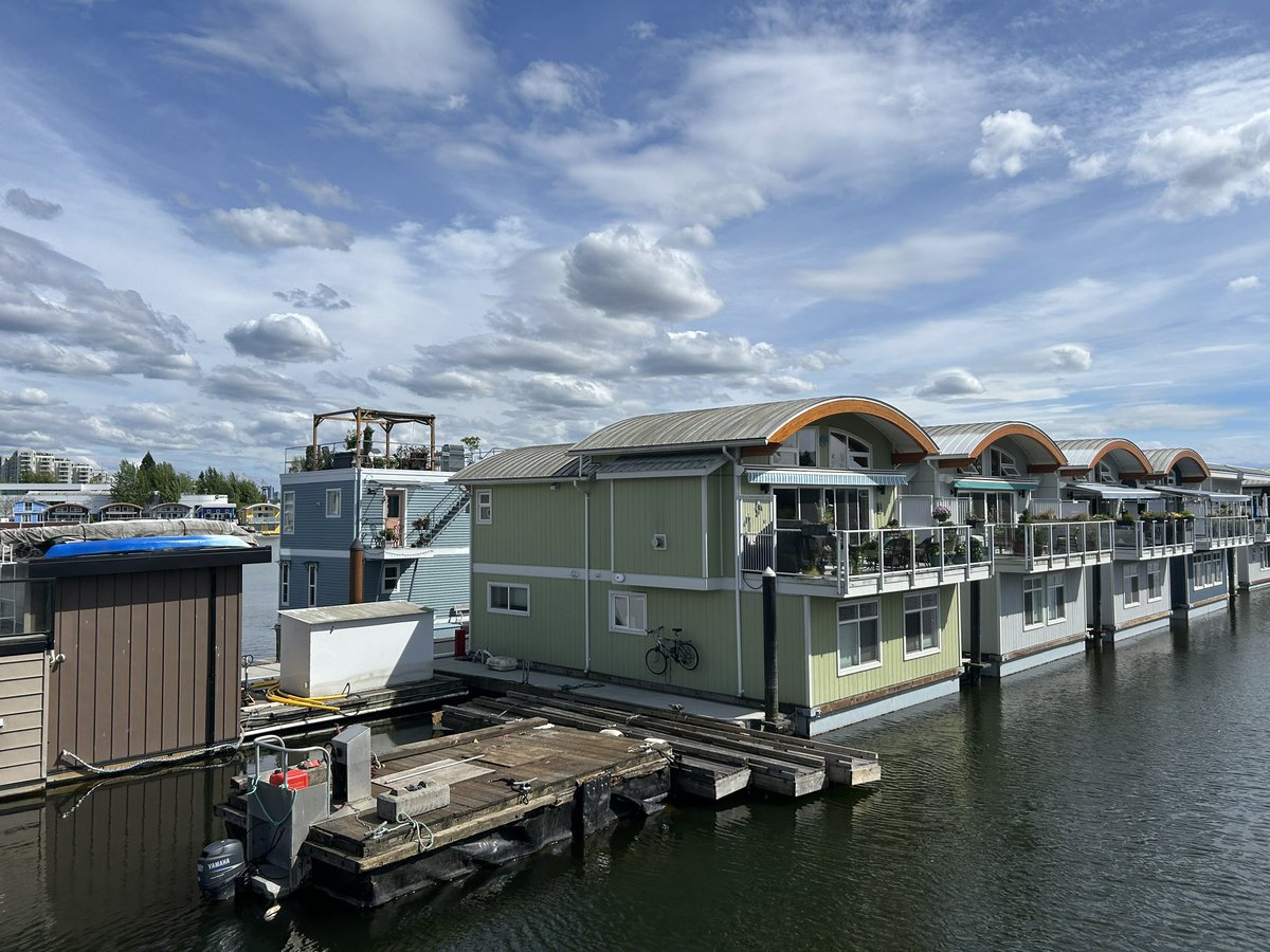 When you think of a house boat you probably are thinking of all the compromises, expenses, fees etc but I counter with this amazing deck for having BBQ parties , grilling meat and veggies, having a beer and great view of north shore mountains and downtown Vancouver . Amazing