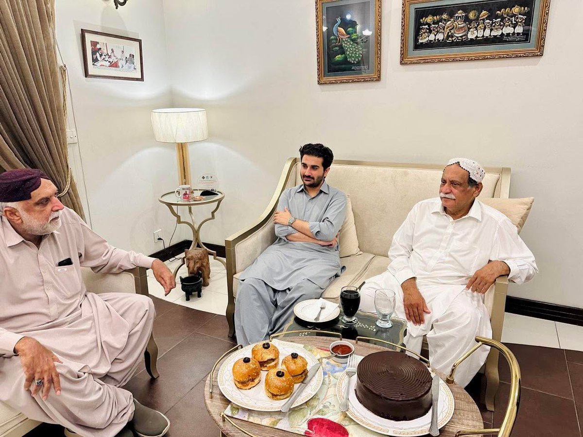 SardarBhayoMT's tweet image. کراچی: چیف سردار جاگن خان بھیو نے سابق وزیراعلیٰ و گورنر بلوچستان میر جان محمد خان جمالی سے ملاقات کی۔

ملاقات کے دوران چیف سردار جاگن خان بھیو نے ان کی صحت اور خیریت دریافت کی۔