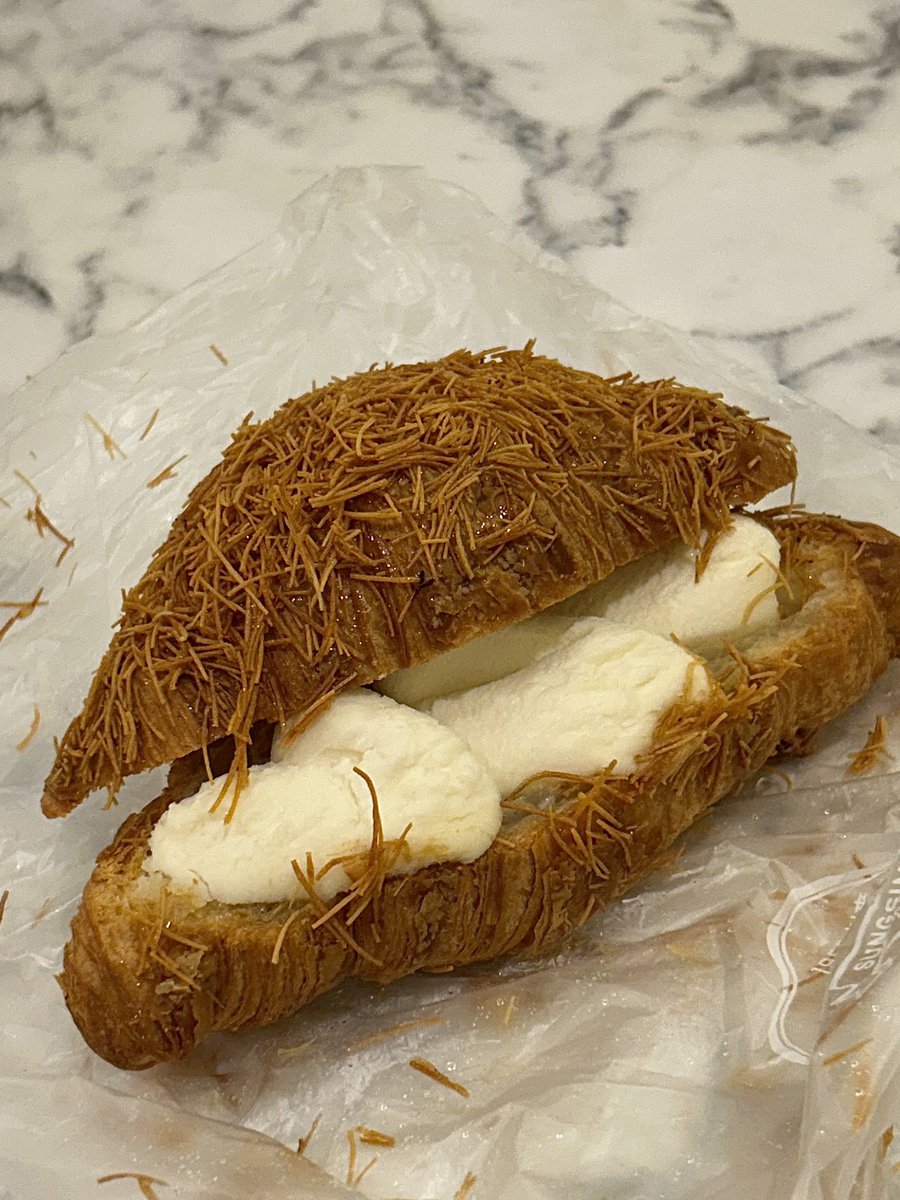 성심당 본점 계족산리코타길
리코타치즈 크림에다 겉에 발려진 꿀맛이 같이 나는데 심플하고 맛있어요! 카다이프 바작바작 씹혀서 좋습니당