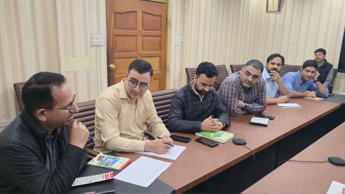DCBaramulla's tweet photo. DC Baramulla @mingasherpa chaired DLIC meeting on #PMVishwakarma Scheme; reviewed training, toolkit distribution &amp; loan pendency. Directed concerned to hold camps at block/panchayat level for artisan outreach &amp; credit linkage.
@MSDESkillIndia
@CM_JnK
@diprjk
@ddnewsSrinagar https://t.co/j1DvJiJ4nc