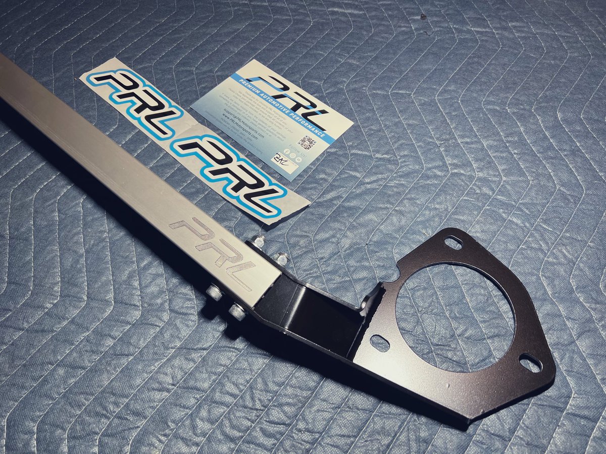 usdmimporter's tweet photo. FK8 / FL5 タイプRならびに2015年以降製造の全シビックに適合

PRLモータースポーツ "スローバック"フロントタワーバーをご注文いただきました

こちらは弊社が代理店を務めるPRL社の製品のなかでも非常に人気な商品となっております

"スローバック"の理由となるのは、DC2 インテグラ タイプRに純正装着されていたタワーバーを彷彿させるデザインであることからそのように名付けられており、オーバル型のアルミメインシャフトに、片側2点留めでガッチリとショックタワーに結ばれる形状となり、ストラット部のマウントプレートは10ゲージの高強度スチール製。

マシニングされたPRLロゴはエンジンルームを飾ります。

軽量かつ高強度、そしてボルトオン取り付けができるこちらのタワーバーは下記リンクからご覧いただけます。

フロント用↓
https://t.co/FGkPAZegVU

リア用(リア用はFL5適合不可)↓
https://t.co/FDJL1KfBDc