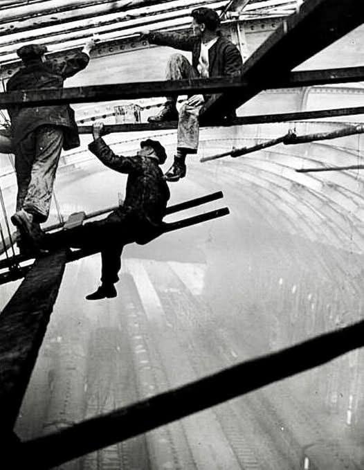 🇬🇧 Contract maintenance workers. Kings Cross station 1936.