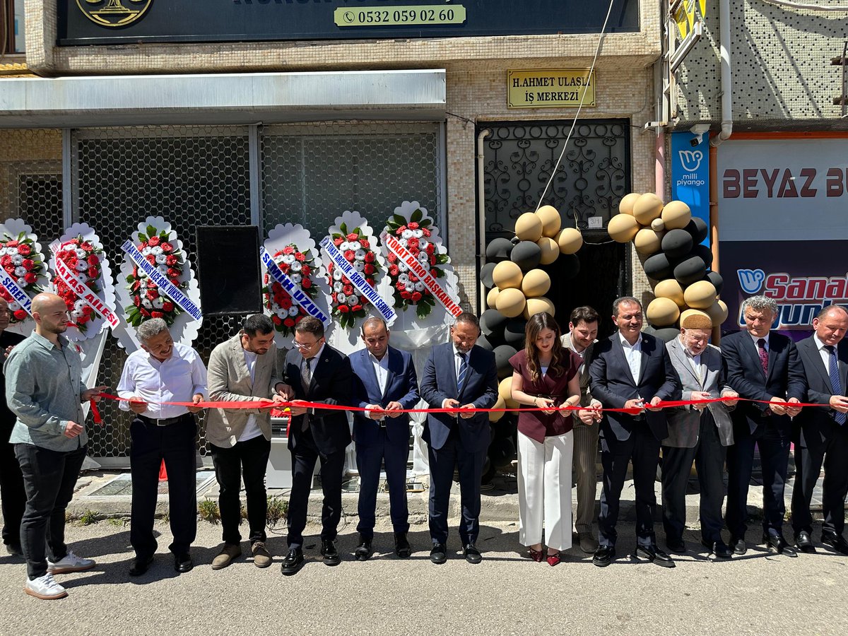 Milletvekilimiz Sayın Cüneyt Aldemir, İl Genel Meclisi Başkanımız Sayın Ali İhsan Gürel, İl Gençlik Kolları Başkanımız Sayın Hasan Baki Çavdar ve Merkez İlçe Başkanımız Sayın Ali Çalışkan ile birlikte,  Avukat Ayşenur Karataş Yılmaz’ın Hukuk ve Danışmanlık Ofisi’nin açılış