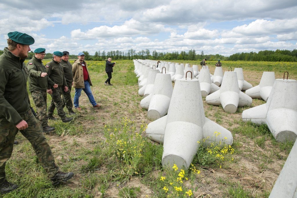 front_ukrainian's tweet image. ❗️🇵🇱Poland is building fortifications along its borders with 🇷🇺Kaliningrad and 🇧🇾Belarus — digging trenches and installing anti-tank obstacles.