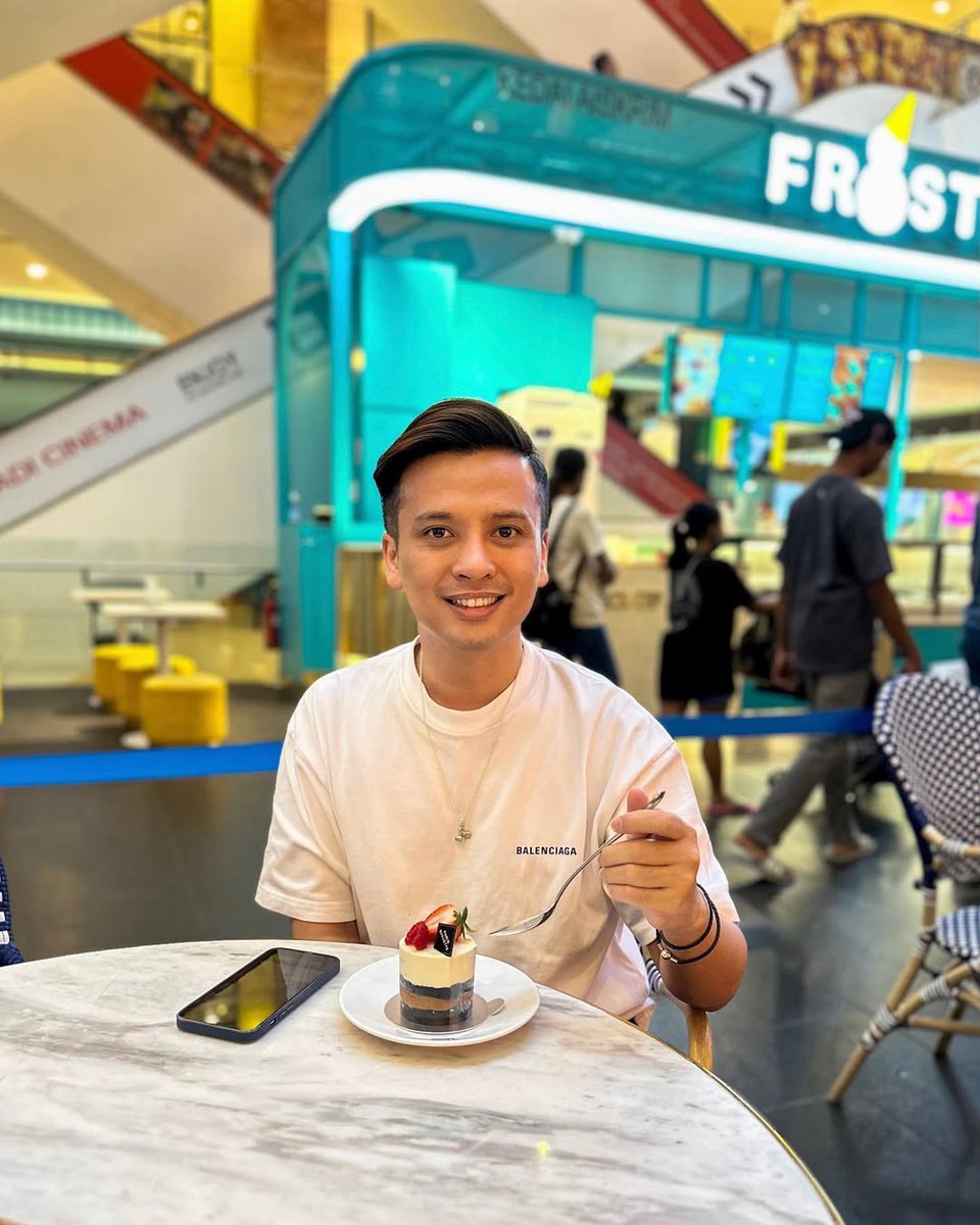 Dulu juga pernah kena love scam begini, barangkali ada yg kenal nih guys. Hahaha. Sama banget lagi mesti transfer 5jt buat isi e-money 100 drivernya. Ahelaaaaah~