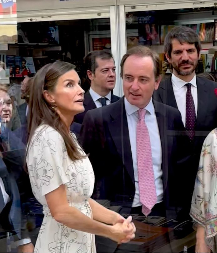 LucasGonzalezEU's tweet photo. Ayer quedó inaugurada la @FLMadrid por Su Majestad la Reina Letizia 🇪🇸. Como en los últimos años, tuve el honor de recibirla junto al #PabellónEuropa y comentar brevemente el programa que tenemos preparado para celebrar 🇪🇺 y la cultura. https://t.co/t95dQKjRQj