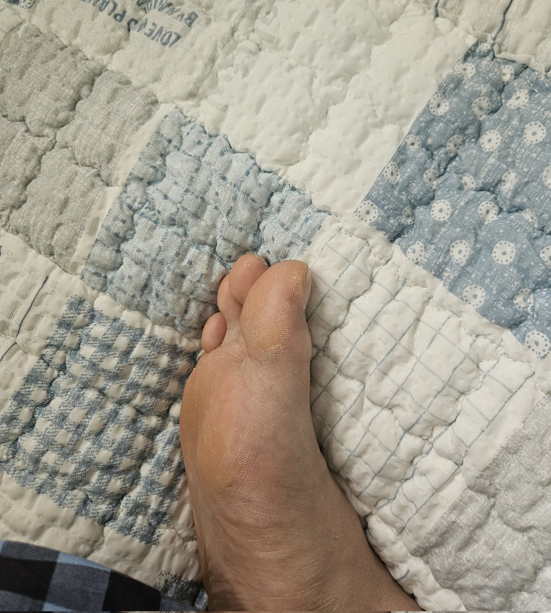 와.. 하루종일 쪼리신고 발 안씻고잤더니 발 씹건조하다 발걸레 개새끼야 빨리 세척해라
#풋돔 #풋섭 #남자발 #malefeet