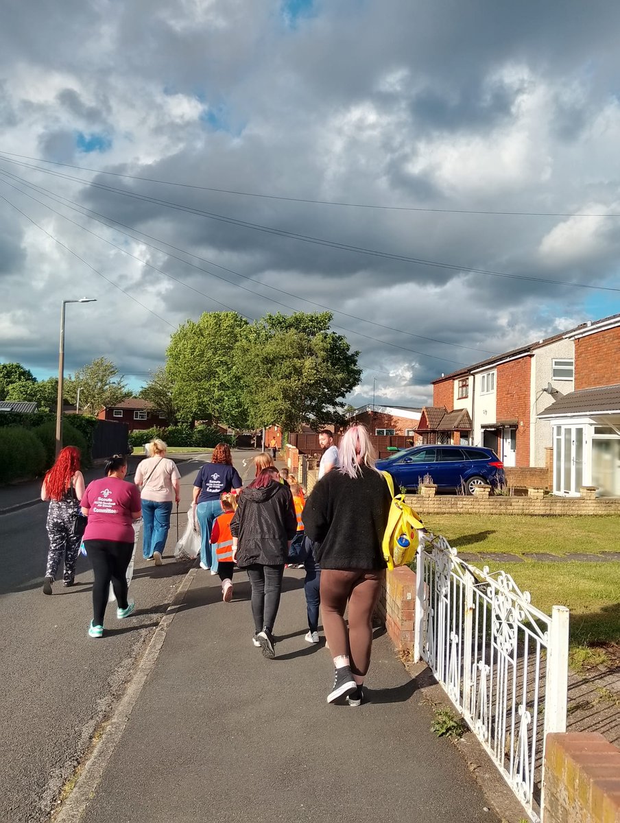 Litterwatch1's tweet photo. Who knew litter picking could be so fun? Keep up the great work, scouts. Let’s keep Wednesbury tidy, one scoffed snack wrapper at a time.

#BigSpringClean #ScoutSquadGoals #scouts  #WednesburyRocks #children #Wednesbury #youngvolunteers #litterpickingiscool #Sandwell https://t.co/DTTaUrAHBa