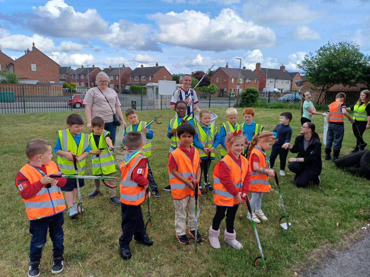 Litterwatch1's tweet photo. Who knew litter picking could be so fun? Keep up the great work, scouts. Let’s keep Wednesbury tidy, one scoffed snack wrapper at a time.

#BigSpringClean #ScoutSquadGoals #scouts  #WednesburyRocks #children #Wednesbury #youngvolunteers #litterpickingiscool #Sandwell https://t.co/DTTaUrAHBa