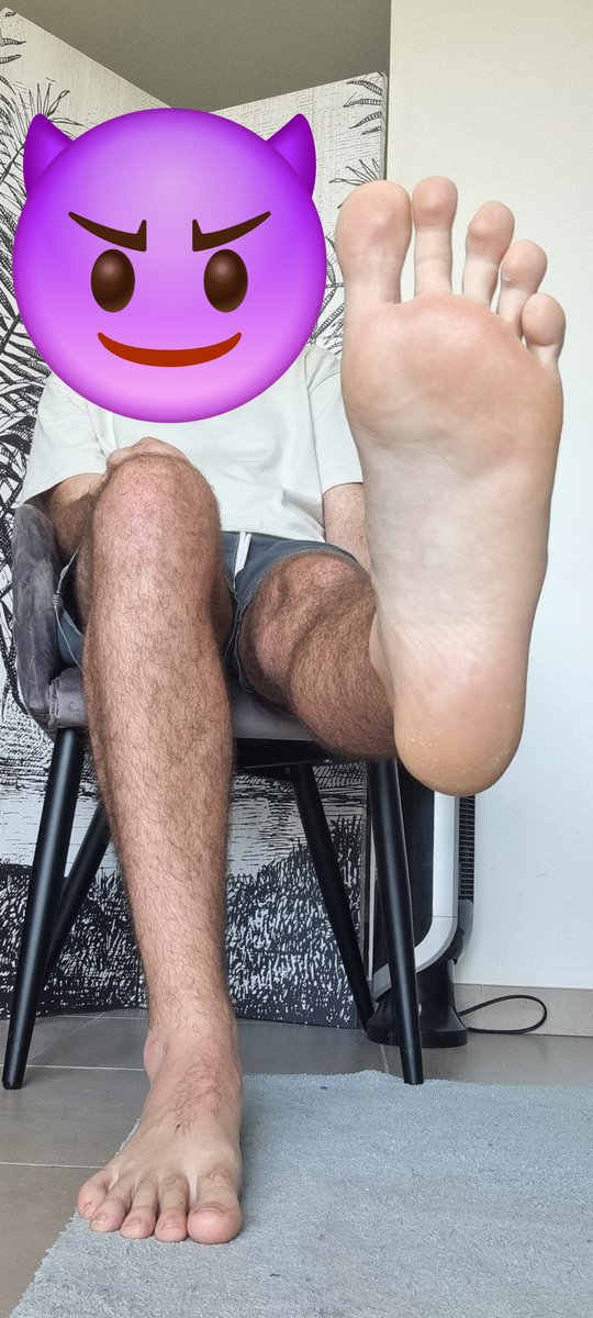 Size49play's tweet photo. 🦶 Just chillin’  
Big guy, big socks… but today barefoot 😏  
#Size49 #FootFetishFriday #BigFeet #FeetLover #BarefootMan #MaleFeet #FeetContent #FeetModel #FrenchGuy https://t.co/9hNQfbldRL