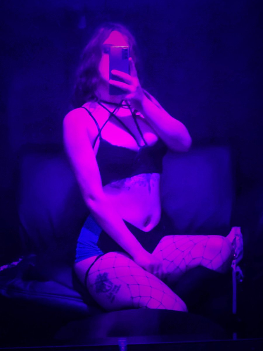 Ally42568164's tweet photo. Cum play with me at mouse ears knoxville tennessee tommorow #stripperdancing #stripperfight #StripperLogic https://t.co/ufdauiYURr