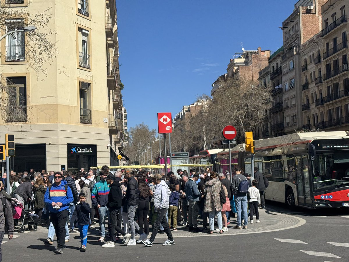 El pitjor de la nova Ronda Sant Antoni és el que el PSC ha modificat. La Ronda entre Urgell i Villarroel: Dos carrils d’asfalt, files d’aparcaments de motos i cotxes i circulació de tot tipus de vehicles amb soroll i contaminació.
El PSC és retrocés i inclús veta #ObrimCarrers.