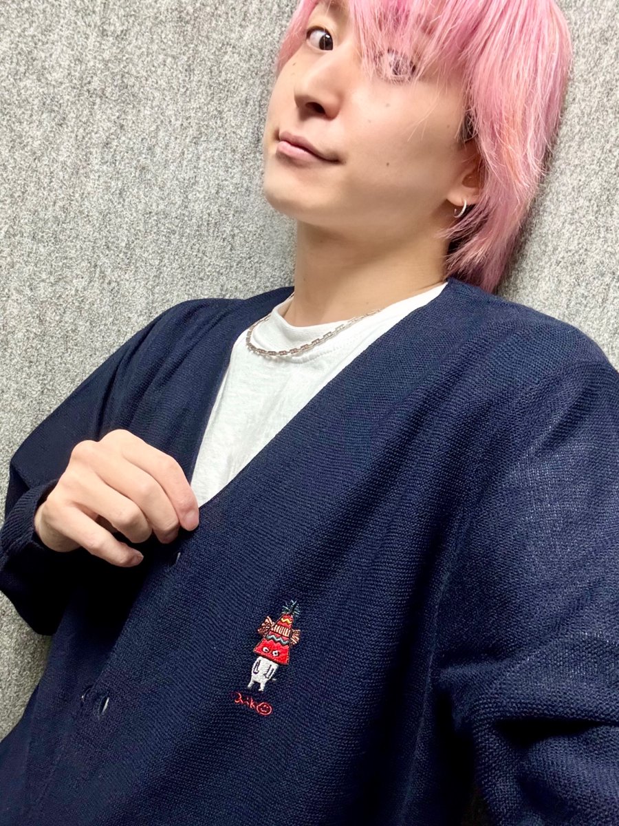 今日は肌寒いから、aikoさんのライブグッズのカーディガン着てきた (^^)