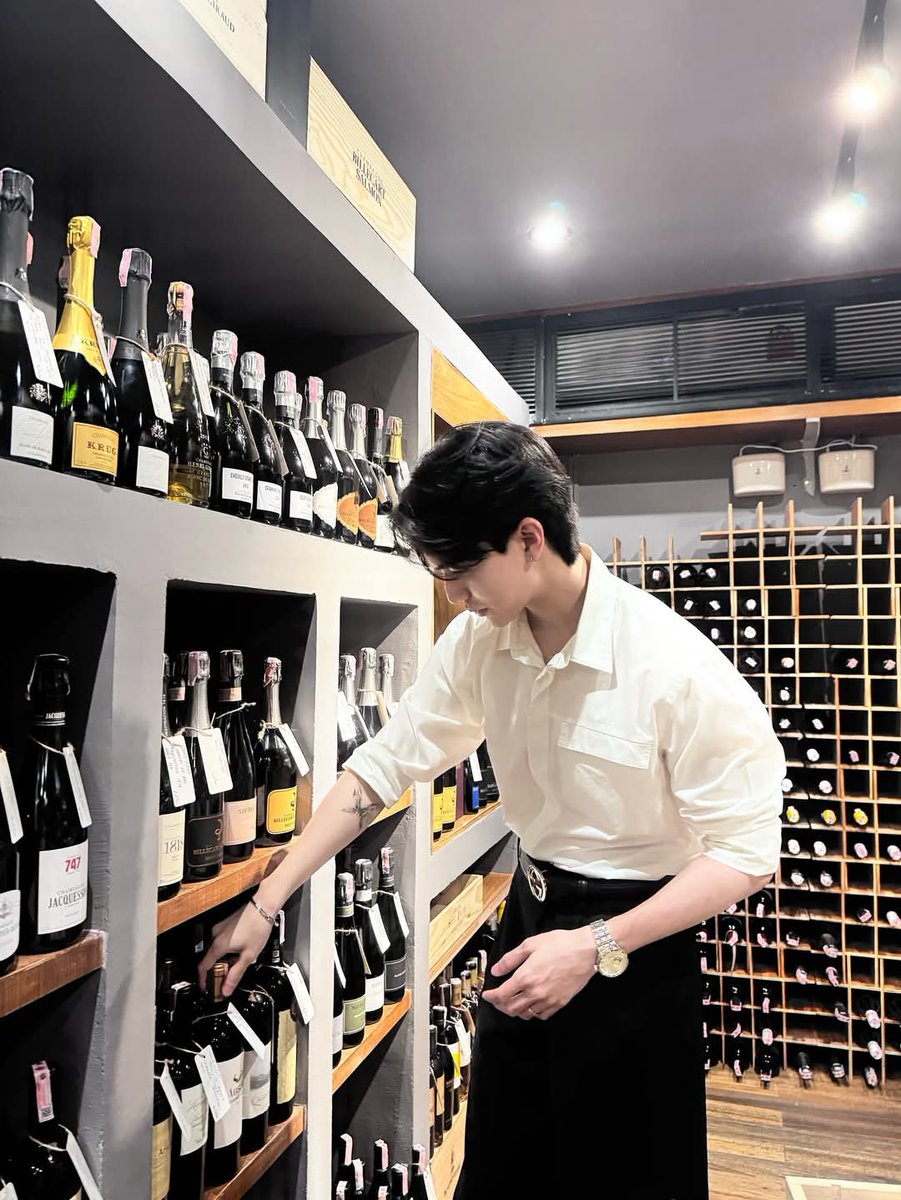 Paseldome's tweet photo. แง... งอแงกับใครได้บ้างลูกโตจนจับขวดไวน์ 🍷 เป็นแล้วอ่าาา🥹😂 #WDdome  #โดมเจ้าลักยิ้ม https://t.co/isJHvLtxmC