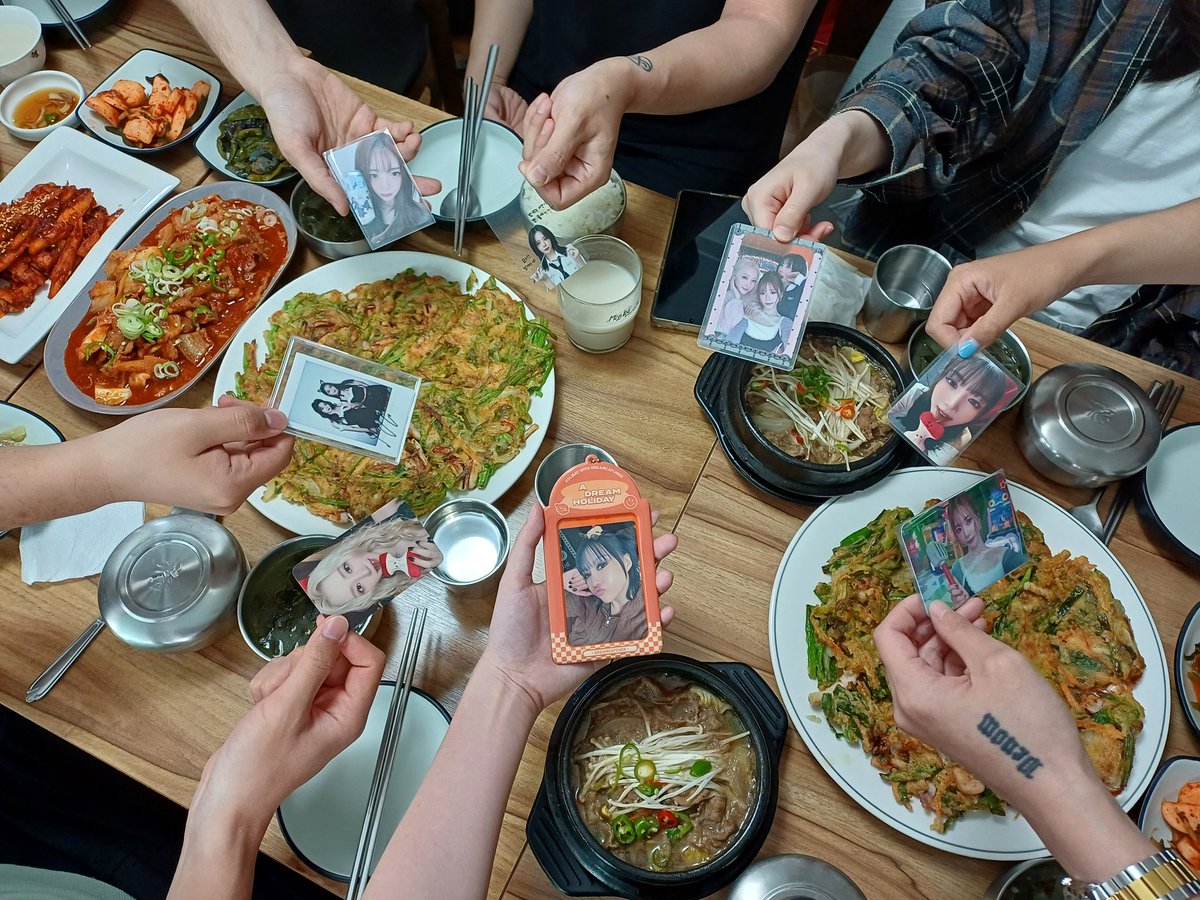 After UAU's Music Core recording + mini fanmeeting, I had a delicious lunch feast with K-Somnias! 🥰

오늘 유아유공방 + 미니팬이팅 끝나고 한국썸냐랑 맛있는 식사 먹었당~ 우리는 거의 가족이죠~ ㅎㅎㅎ (달숨씨 왜 태그 안돼여) 🫢

📍Insadong Chon 인사동촌