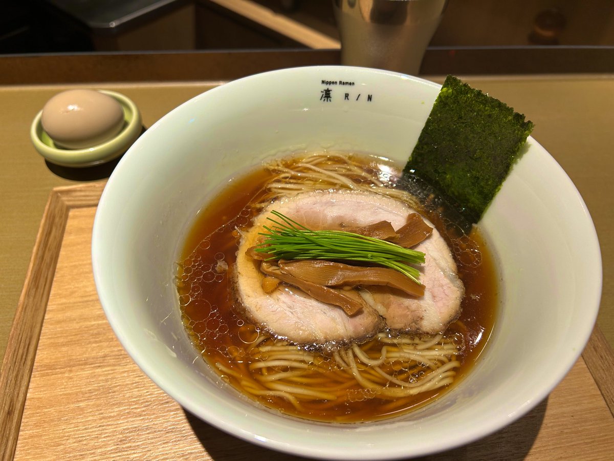 ngrkcl's tweet image. 東京駅改札内のラーメン店。
キレのある醤油とちょっとにゅうめんみたいな細い麺がマッチしてました。スープ美味しすぎて完飲寸前
#凛TOKYO