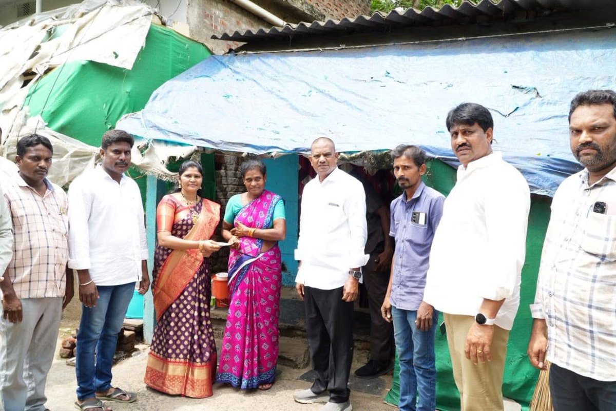 T.V.Ramarao (@tvramaraojsp) on Twitter photo జూన్ 1 ఆదివారం కావడంతో లబ్దిదారులకు ఎలాంటి ఇబ్బంది లేకుండా, ముందస్తుగా మే 31న పెన్షన్లు అందజేస్తున్న కూటమి ప్రభుత్వం. ఈరోజు కొవ్వూరు టౌన్లో పెన్షన్ పంపిణీ కార్యక్రమంలో శాసనసభ్యులు ముప్పిడి వెంకటేశ్వరరావు గారితో కలిసి లబ్దిదారులకు పెన్షన్లు అందజేశాం.
<a href="/JanaSenaParty/">JanaSena Party</a> <a href="/PawanKalyan/">Pawan Kalyan</a> జూన్ 1 ఆదివారం కావడంతో లబ్దిదారులకు ఎలాంటి ఇబ్బంది లేకుండా, ముందస్తుగా మే 31న పెన్షన్లు అందజేస్తున్న కూటమి ప్రభుత్వం. ఈరోజు కొవ్వూరు టౌన్లో పెన్షన్ పంపిణీ కార్యక్రమంలో శాసనసభ్యులు ముప్పిడి వెంకటేశ్వరరావు గారితో కలిసి లబ్దిదారులకు పెన్షన్లు అందజేశాం.
<a href="/JanaSenaParty/">JanaSena Party</a> <a href="/PawanKalyan/">Pawan Kalyan</a>