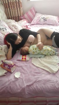 都说带娃的宝妈最有母性光辉，但其实也是个普通有欲望的女人罢了… 

不要问我为什么喂奶的时候脱掉了裤子，答案你们懂的…

所以有想尝尝味道的吗～ https://t.co/fMaMZpuzYJ