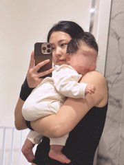 都说带娃的宝妈最有母性光辉，但其实也是个普通有欲望的女人罢了… 

不要问我为什么喂奶的时候脱掉了裤子，答案你们懂的…

所以有想尝尝味道的吗～ https://t.co/fMaMZpuzYJ