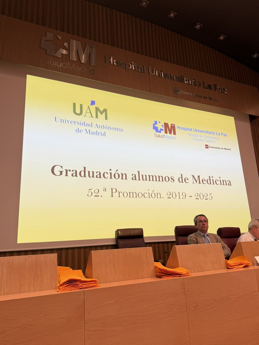 ¡Qué emoción y que honor ayer recibir la invitación de los recién graduados en Medicina de la UAM-La Paz para acudir a su graduación 😍❤️!  

Curar a veces, aliviar con frecuencia, consolar siempre 👩🏼‍⚕️👨🏻‍⚕️⚕️❤️

¡Nos volveremos a ver pronto por los hospitales chicos 💪🏻😘!