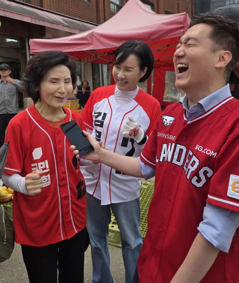 김세의 : 갑작스런 인터뷰 요청에 설난영 여사는 
센스있게 답변을 하셨습니 다.

“이렇게 갑자기 인터뷰를 
요청하시니 어지러워요. 
특히 요즘 땅에 발이 닿지 않기 때문에 
어지러워요."

바로 이거지 😭🫶🏻
2번 김문수 2222222222222222222222