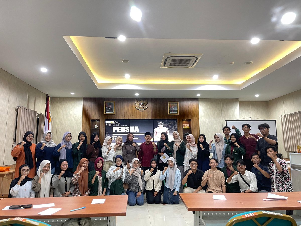 HMPS PS-Perbankan Syariah melalui departemen public relation kembali menggelar kegiatan PERSUA (Perbankan Bersuara) yang kali ini dibersamai oleh Bapak Drajat Setiawan, M.Si., sebagai ketua program studi perbankan syariah sekaligus pemateri, Rabu (28/05/2025).