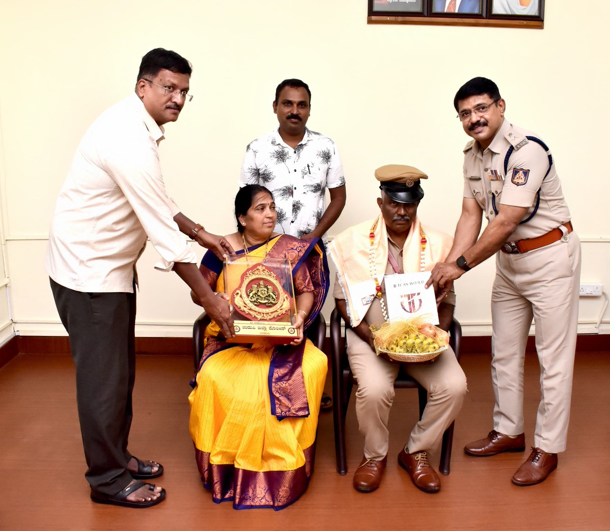 SP Udupi (@policeudupi) on Twitter photo ಪೊಲೀಸ್ ಇಲಾಖೆಯಲ್ಲಿ ಸುದೀರ್ಘವಾಗಿ ಸೇವೆ ಸಲ್ಲಿಸಿ ಇಂದು ವಯೋನಿವೃತ್ತಿ ಹೊಂದಿರುವ ಶ್ರೀ ತನಿಯ ( ASI ಬೈಂದೂರು ಪೊಲೀಸ್ ಠಾಣೆ) ಹಾಗೂ ಶ್ರೀ ರಾಘವೇಂದ್ರ( ASI ಕುಂದಾಪುರ ನಗರ ಠಾಣೆ) ರವರಿಗೆ ಜಿಲ್ಲಾ ಪೊಲೀಸ್ ಕಚೇರಿಯಲ್ಲಿ ಸನ್ಮಾನಿಸಿ ನಿವೃತ್ತ ಜೀವನ ಸುಖಕರವಾಗಿರಲಿ ಎಂದು ಹಾರೈಸಲಾಯಿತು
<a href="/DgpKarnataka/">DGP KARNATAKA</a> <a href="/Rangepol_WR/">Western Range of Karnataka State Police, Mangaluru</a> <a href="/KarnatakaCops/">ಕರ್ನಾಟಕ ರಾಜ್ಯ ಪೊಲೀಸ್ Karnataka State Police</a> ಪೊಲೀಸ್ ಇಲಾಖೆಯಲ್ಲಿ ಸುದೀರ್ಘವಾಗಿ ಸೇವೆ ಸಲ್ಲಿಸಿ ಇಂದು ವಯೋನಿವೃತ್ತಿ ಹೊಂದಿರುವ ಶ್ರೀ ತನಿಯ ( ASI ಬೈಂದೂರು ಪೊಲೀಸ್ ಠಾಣೆ) ಹಾಗೂ ಶ್ರೀ ರಾಘವೇಂದ್ರ( ASI ಕುಂದಾಪುರ ನಗರ ಠಾಣೆ) ರವರಿಗೆ ಜಿಲ್ಲಾ ಪೊಲೀಸ್ ಕಚೇರಿಯಲ್ಲಿ ಸನ್ಮಾನಿಸಿ ನಿವೃತ್ತ ಜೀವನ ಸುಖಕರವಾಗಿರಲಿ ಎಂದು ಹಾರೈಸಲಾಯಿತು
<a href="/DgpKarnataka/">DGP KARNATAKA</a> <a href="/Rangepol_WR/">Western Range of Karnataka State Police, Mangaluru</a> <a href="/KarnatakaCops/">ಕರ್ನಾಟಕ ರಾಜ್ಯ ಪೊಲೀಸ್ Karnataka State Police</a>