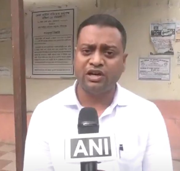 🚨अंदर कि खबर सुनिए! 

शर्मिष्ठा के केस में सबसे पहले 3 राइट विंग के इन्फ्लूएंसर ने उसका वीडियो डाला। एक सुप्रीम कोर्ट का एडवोकेट (उपनाम झा) ऑन रिकॉर्ड ने भी उसका वीडियो फैलाया। 

कल जब गिरफ्तारी हुई तो सबसे पहले झा जी ने केस लड़ने के लिए 17 लाख कैश मांगे। शर्मिष्ठा का परिवार कुछ