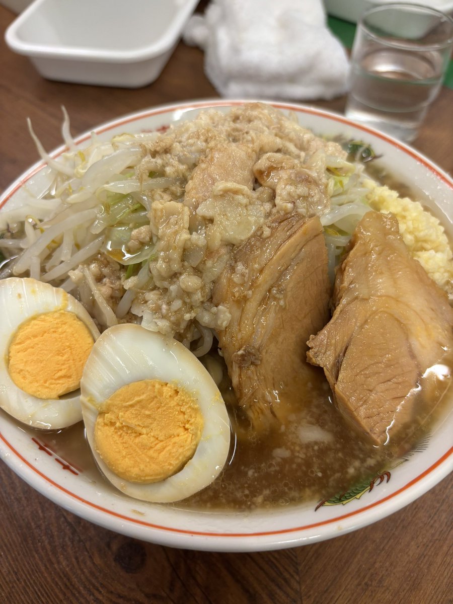 _kawakun's tweet photo. ラーメン二郎品川店
小ラーメン
コールは全部
煮卵トッピング
麺��適度に芯が残ってるやや細め
スープは非乳化で醤油のキレ強、甘味も程よい。座布団のような豚はギッチギチでｳﾏｰ
総じてバランスの良い一杯
#ラーメン二郎 #ラーメン二郎品川店 #しなじ　#ラーメン https://t.co/tt8hvWeoij