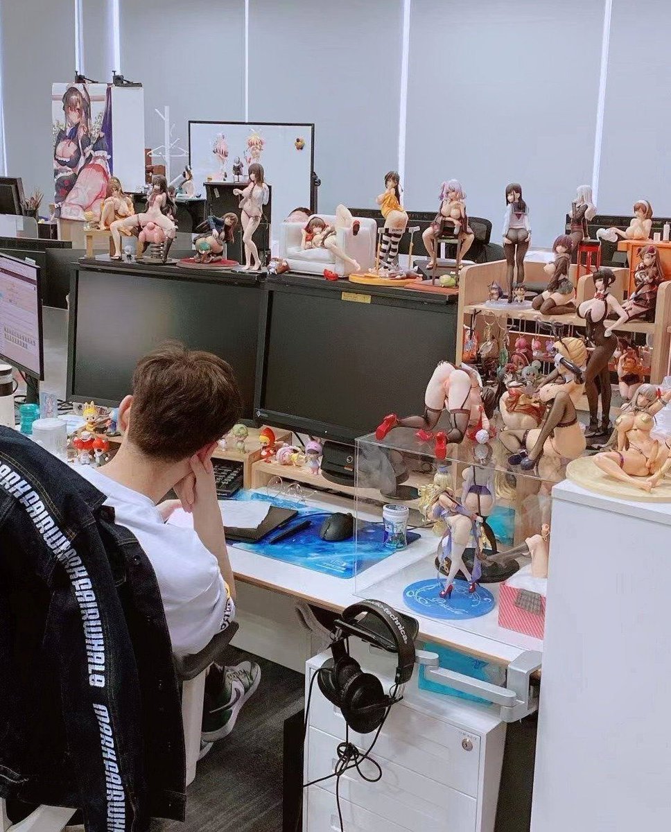 fan_bact's tweet image. wtf does bro have on his office desk๐