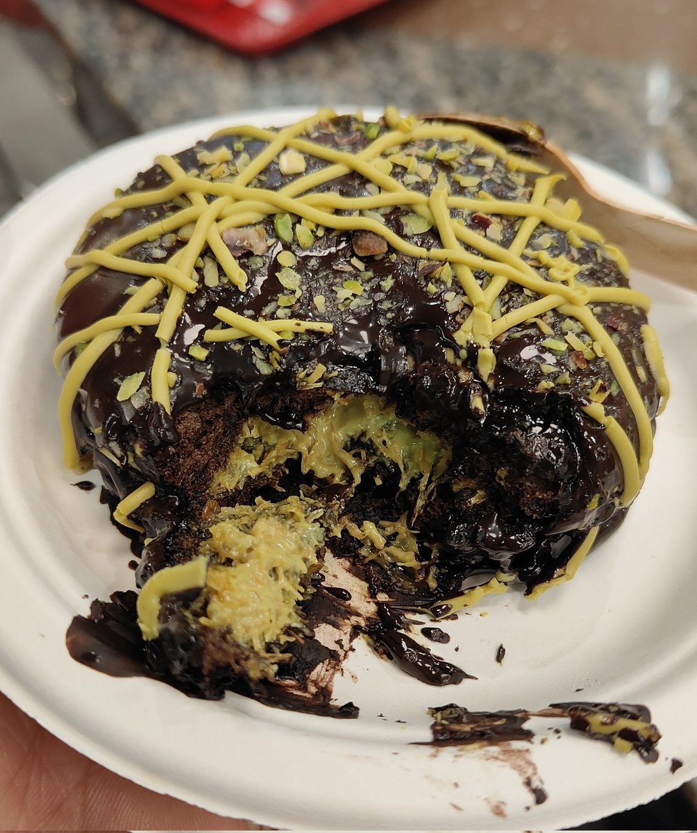 amahadevbhakt's tweet image. Famous dubai chocolate inspired donut 👀