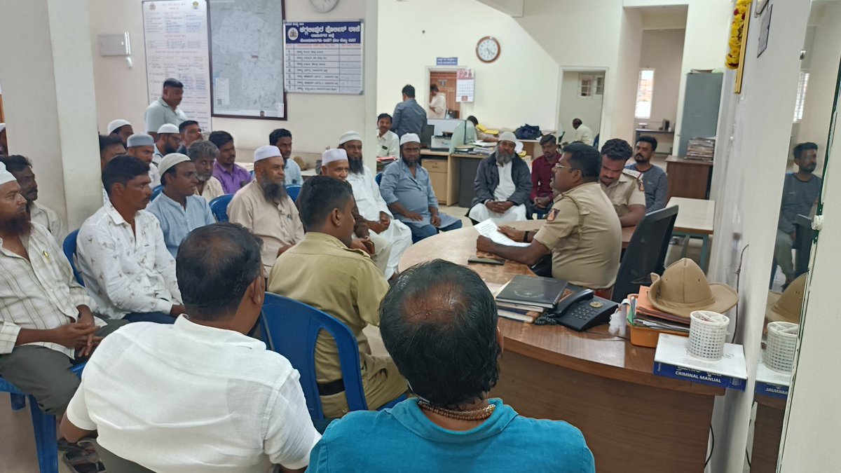 Kaggalipura Police Station- ಕಗ್ಗಲೀಪುರ ಪೊಲೀಸ್ ಠಾಣೆ (@kaggalipuraps) on Twitter photo ಈ ದಿನ ಕಗ್ಗಲೀಪುರ ಪೊಲೀಸ್ ಠಾಣೆಯಲ್ಲಿ ಬಕ್ರೀದ್ ಹಬ್ಬದ ಪ್ರಯುಕ್ತ ಶಾಂತಿ ಪಾಲನಾ ಸಭೆ ಕೈಗೊಂಡು, ಶಾಂತಿ ಹಾಗೂ ಸೌಹಾರ್ದತೆಯಿಂದ ಹಬ್ಬವನ್ನು ಆಚರಿಸುವಂತೆ ಸೂಚಿಸಲಾಯಿತು. ಈ ದಿನ ಕಗ್ಗಲೀಪುರ ಪೊಲೀಸ್ ಠಾಣೆಯಲ್ಲಿ ಬಕ್ರೀದ್ ಹಬ್ಬದ ಪ್ರಯುಕ್ತ ಶಾಂತಿ ಪಾಲನಾ ಸಭೆ ಕೈಗೊಂಡು, ಶಾಂತಿ ಹಾಗೂ ಸೌಹಾರ್ದತೆಯಿಂದ ಹಬ್ಬವನ್ನು ಆಚರಿಸುವಂತೆ ಸೂಚಿಸಲಾಯಿತು.