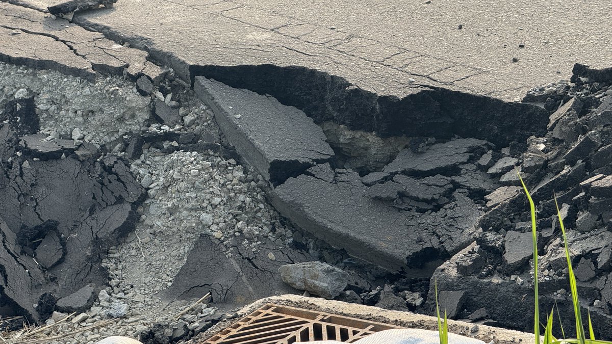 石狩湾新港で謎の路側帯陥没が😨埼玉県のトラック転落事故の件もありますので陥没が広がらない事を祈ります。