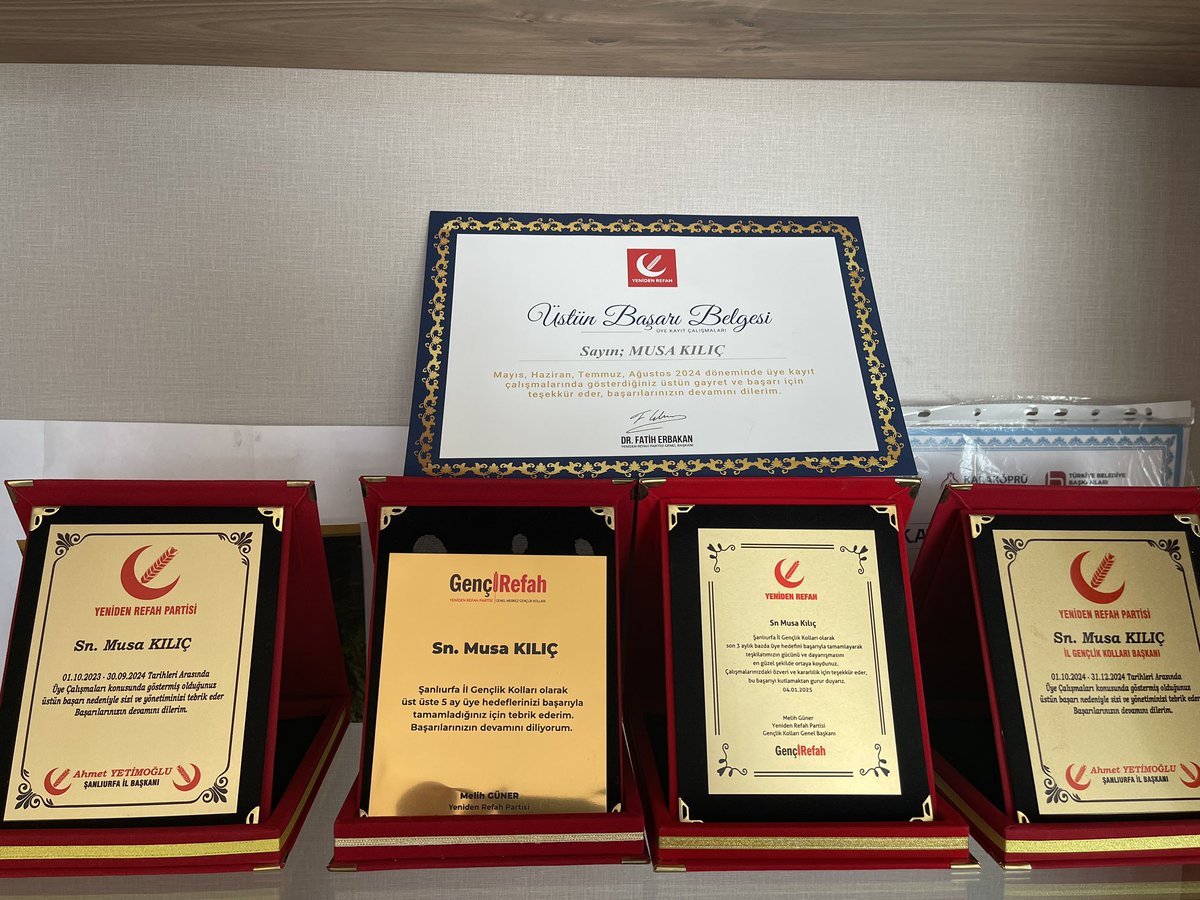 Kimseye tutunarak çıkmadık bu merdivenleri.