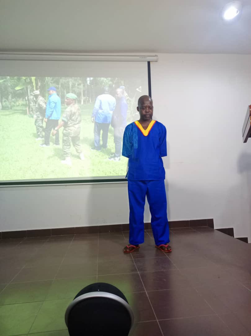 🔴🤔Devoir de mémoire : L'armée congolaise a annoncé le 5 avril dernier l'arrestation d'Eric Nkuba, conseiller stratégique et politique de Corneille Naanga, selon le porte-parole de l'armée, le général Sylvain Ekenge. Lors de sa présentation devant la presse, Eric Nkuba a, dans